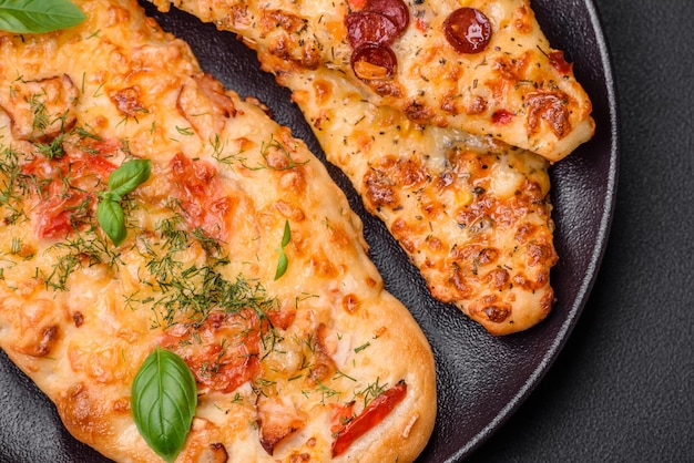 Deliciosa pizza de pão fresco no forno com queijo, tomate, salsicha, sal e especiarias