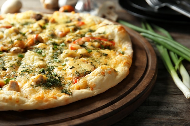 Deliciosa pizza de queijo na tábua de madeira fresca do forno