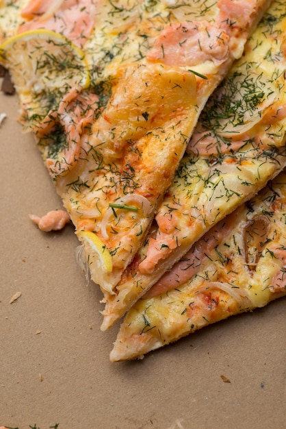 Deliciosa pizza de salmão em uma caixa de papelão