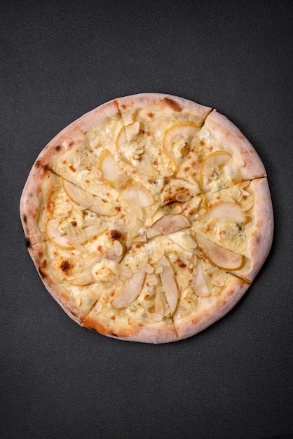 Deliciosa pizza dulce con queso dorblu de pera y nueces