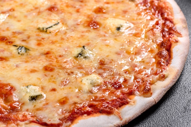 Deliciosa pizza fresca cocinada al horno cuatro quesos en una acogedora mesa de restaurante