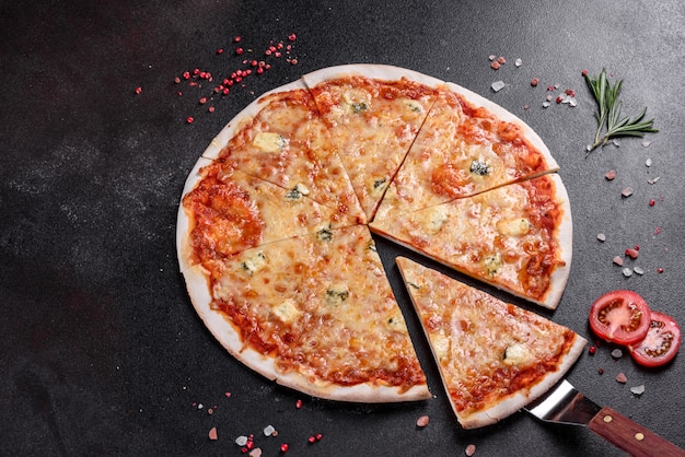 Deliciosa pizza fresca cocinada al horno cuatro quesos en una acogedora mesa de restaurante