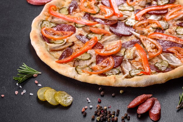 Deliciosa pizza fresca feita em forno de lenha com linguiça, pimenta e tomate. Cozinha mediterrânea