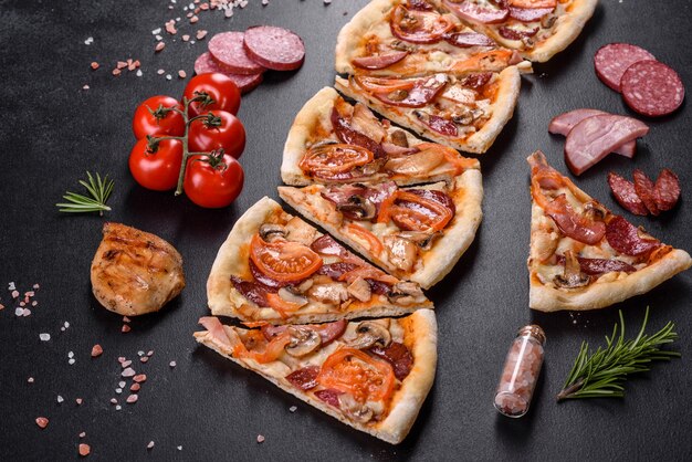 Foto deliciosa pizza fresca feita em forno de lenha com linguiça, pimenta e tomate. cozinha mediterrânea