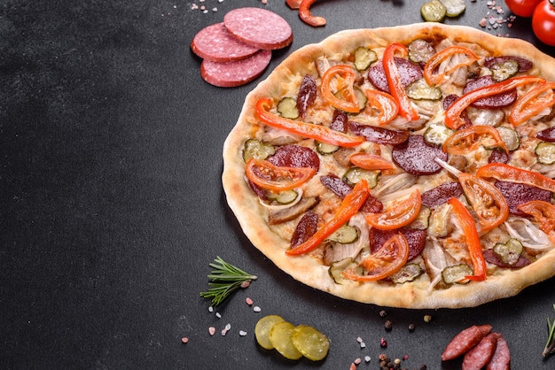 Deliciosa pizza fresca feita em forno de lenha com linguiça, pimenta e tomate. Cozinha mediterrânea