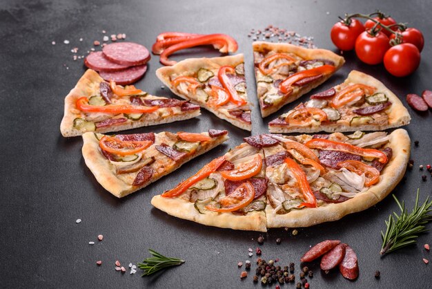 Deliciosa pizza fresca hecha en un horno de solera con salchicha, pimiento y tomates.