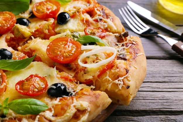Deliciosa pizza fresca en primer plano de la mesa de madera