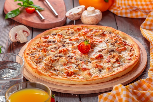 Deliciosa pizza fresca servida en mesa de madera