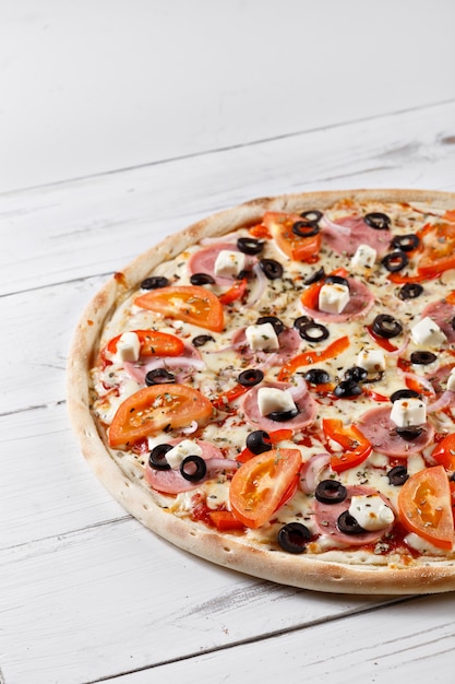 Deliciosa pizza fresca servida en mesa de madera