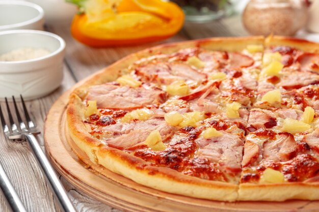 Deliciosa pizza fresca servida en mesa de superficie de madera