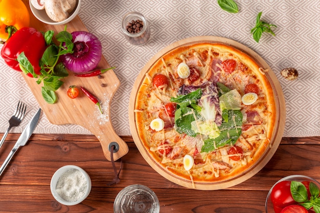 Deliciosa pizza fresca servida na mesa de madeira