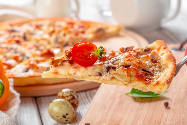 Deliciosa pizza fresca servida na mesa de madeira