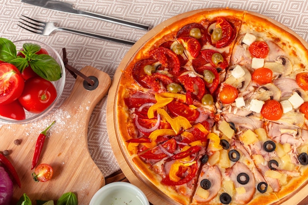 Deliciosa pizza fresca servida na mesa de superfície de madeira