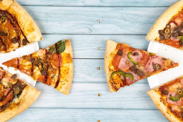 Deliciosa pizza grande con tocino y espinacas