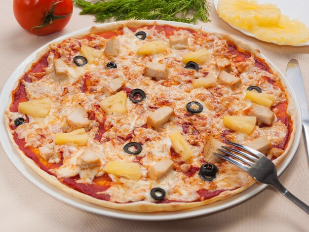 Deliciosa pizza havaiana com filé de frango e abacaxi