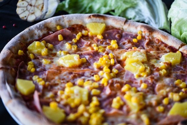 Foto deliciosa pizza hawaiana italiana con piña fresca