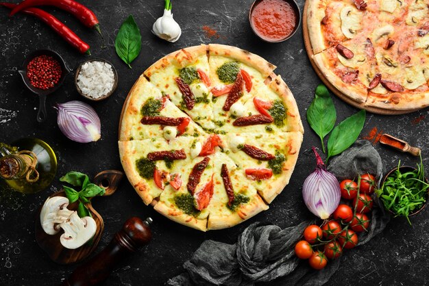 Deliciosa pizza italiana com queijo mussarela e tomate vista superior entrega de alimentos