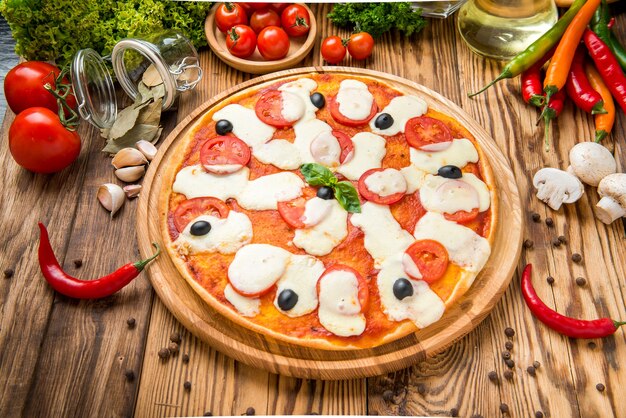 Deliciosa pizza italiana em um restaurante sobre a mesa de madeira