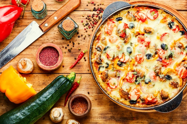 Foto deliciosa pizza italiana fresca servida em uma mesa de madeira.