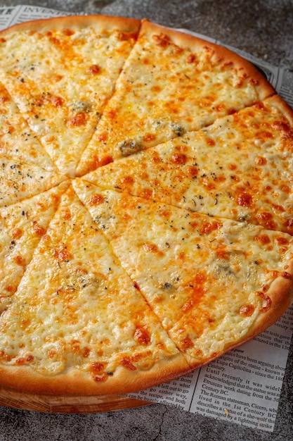 Deliciosa pizza italiana fresca sobre um fundo de mesa de pedra cinza