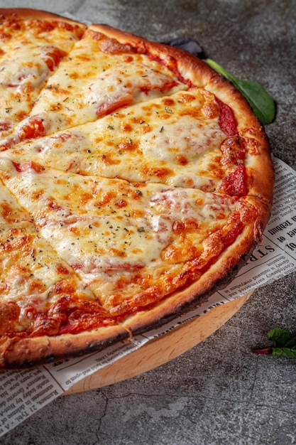 Deliciosa pizza italiana fresca sobre um fundo de mesa de pedra cinza