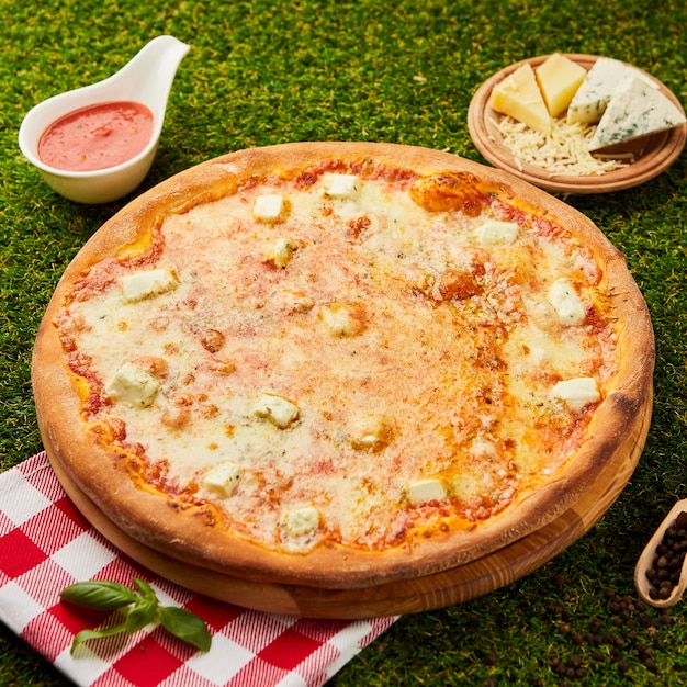 Deliciosa pizza italiana quattro formaggi com os quatro queijos