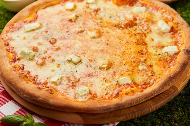 Deliciosa pizza italiana quattro formaggi com os quatro queijos