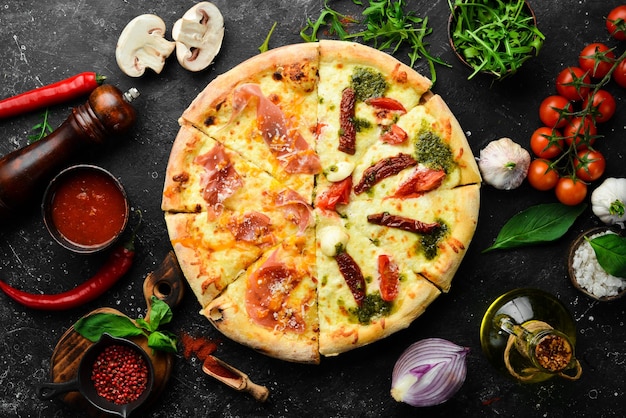 Deliciosa pizza italiana con queso mozzarella y tomates Vista superior Entrega de comida