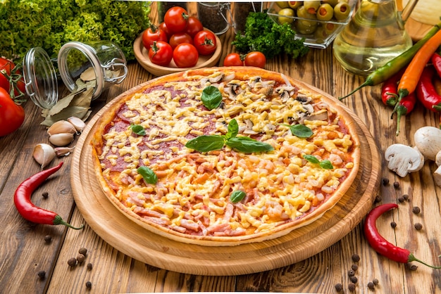 Deliciosa pizza italiana en un restaurante en el mostrador de madera