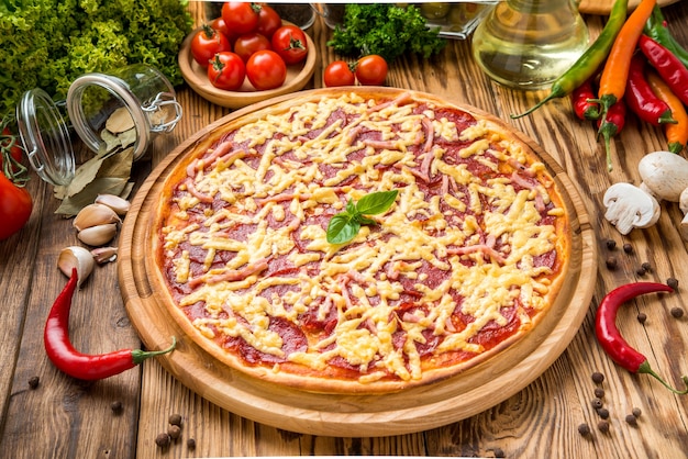 Deliciosa pizza italiana en un restaurante en el mostrador de madera