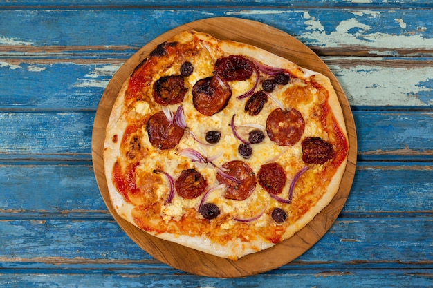 Deliciosa pizza italiana servida en bandeja de pizza