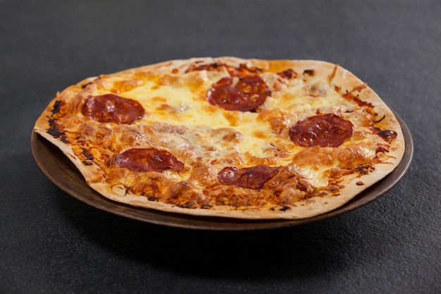 Deliciosa pizza italiana servida en bandeja de pizza