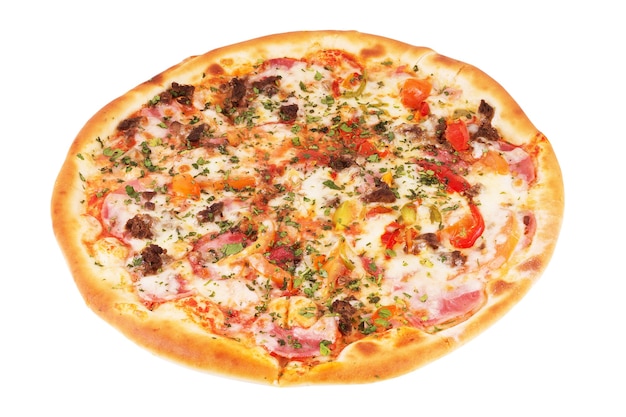 Deliciosa pizza italiana sobre blanco