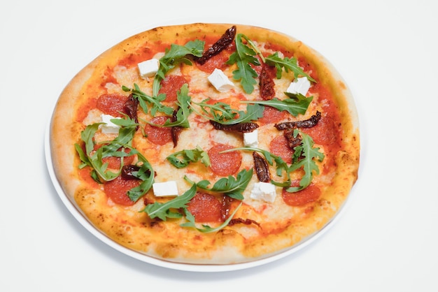 Deliciosa pizza italiana sobre fundo branco vista superior