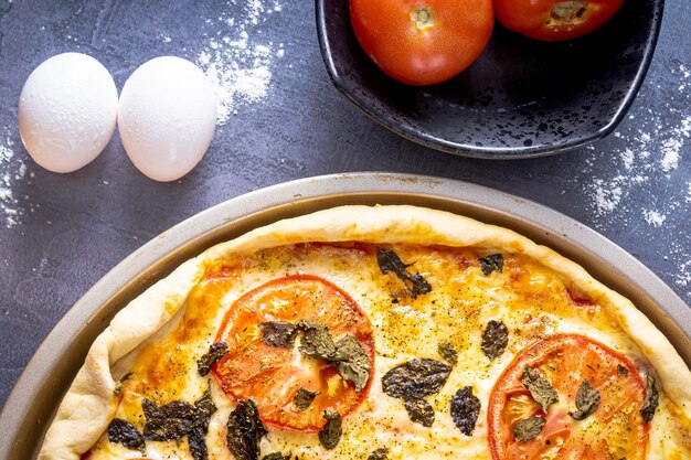 Deliciosa pizza margherita com manjericão alho tomate ovos em fundo preto