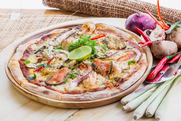 Deliciosa pizza de mariscos en una mesa de madera