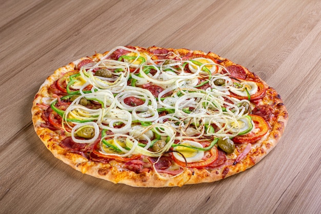 Deliciosa pizza con mucho relleno en una mesa de madera