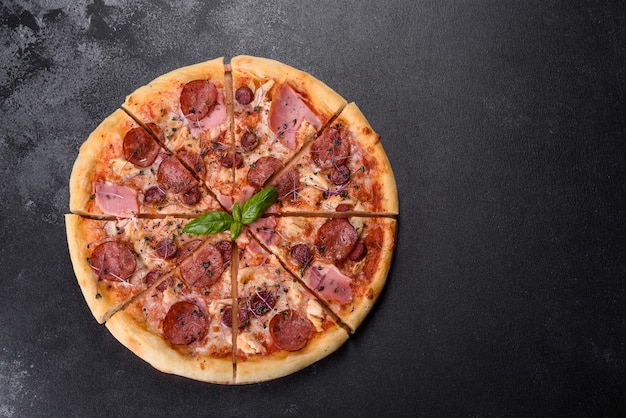 Deliciosa pizza no forno com tomate, salame e bacon