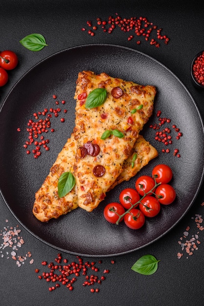 Deliciosa pizza de pan plano recién horneado con queso, tomate, salchicha, sal y especias