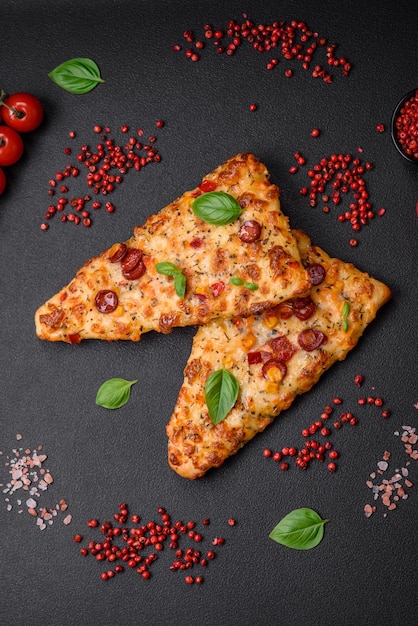 Deliciosa pizza de pan plano recién horneado con queso, tomate, salchicha, sal y especias