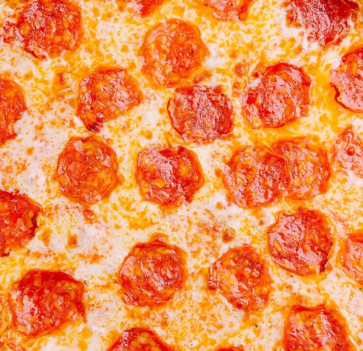Deliciosa pizza de pepperoni con queso derretido y corteza crujiente