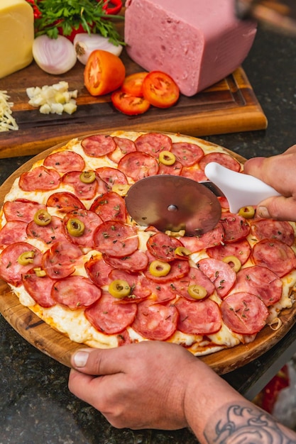 Deliciosa pizza de pepperoni en rodajas pizza al horno pizza de pepperoni con aceitunas pizza brasileña