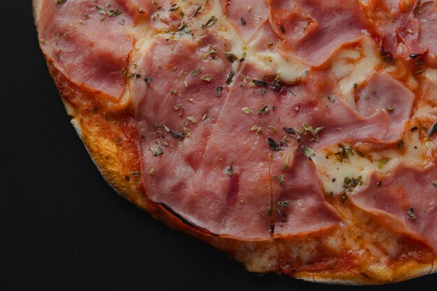 Deliciosa pizza prosciutto com presunto e mozzarella foto de alta qualidade