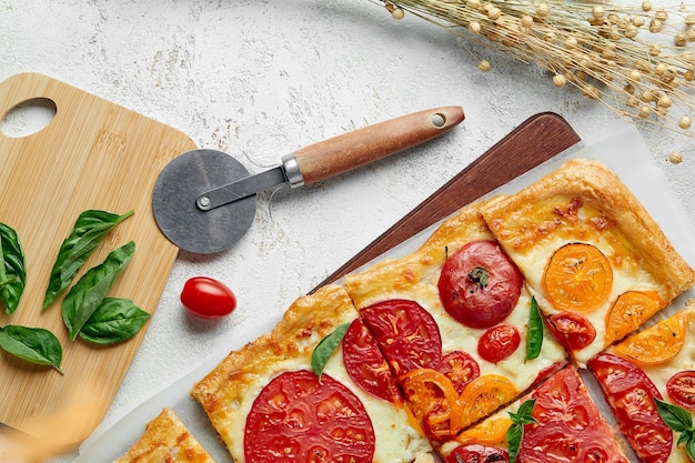 Deliciosa pizza quadrada caseira com legumes em branco