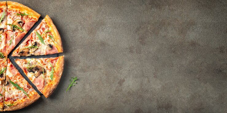 Foto deliciosa pizza quente com presunto e champignon.