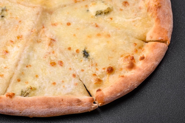 Deliciosa pizza quente fresca quatro queijos cortados em pedaços