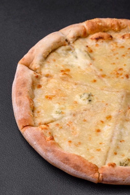 Deliciosa pizza quente fresca quatro queijos cortados em pedaços