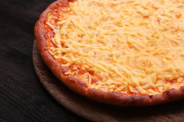 Deliciosa pizza de queso en la mesa de cerca