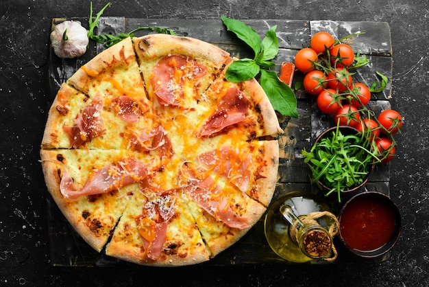 Deliciosa pizza con queso y prosciutto Vista superior Entrega de alimentos