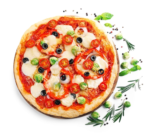 Deliciosa pizza con queso y verduras aisladas en blanco